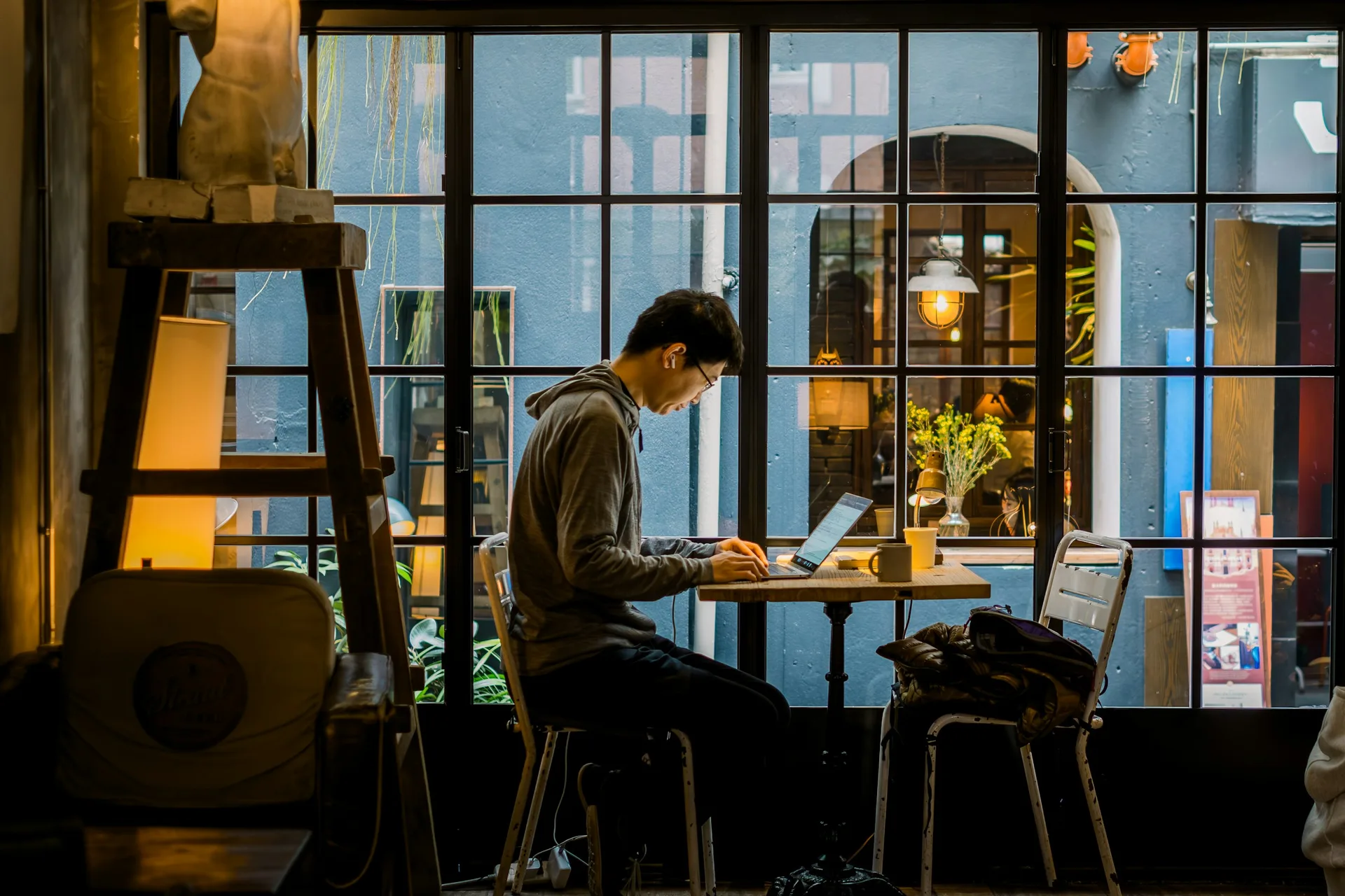 Digital nomad working remotely while traveling
